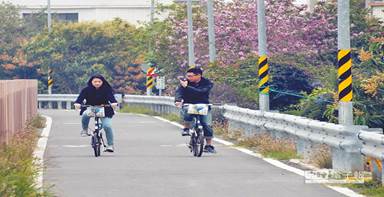 愈來愈多的陸客來台南市騎自行車。（特約記者李光展攝）